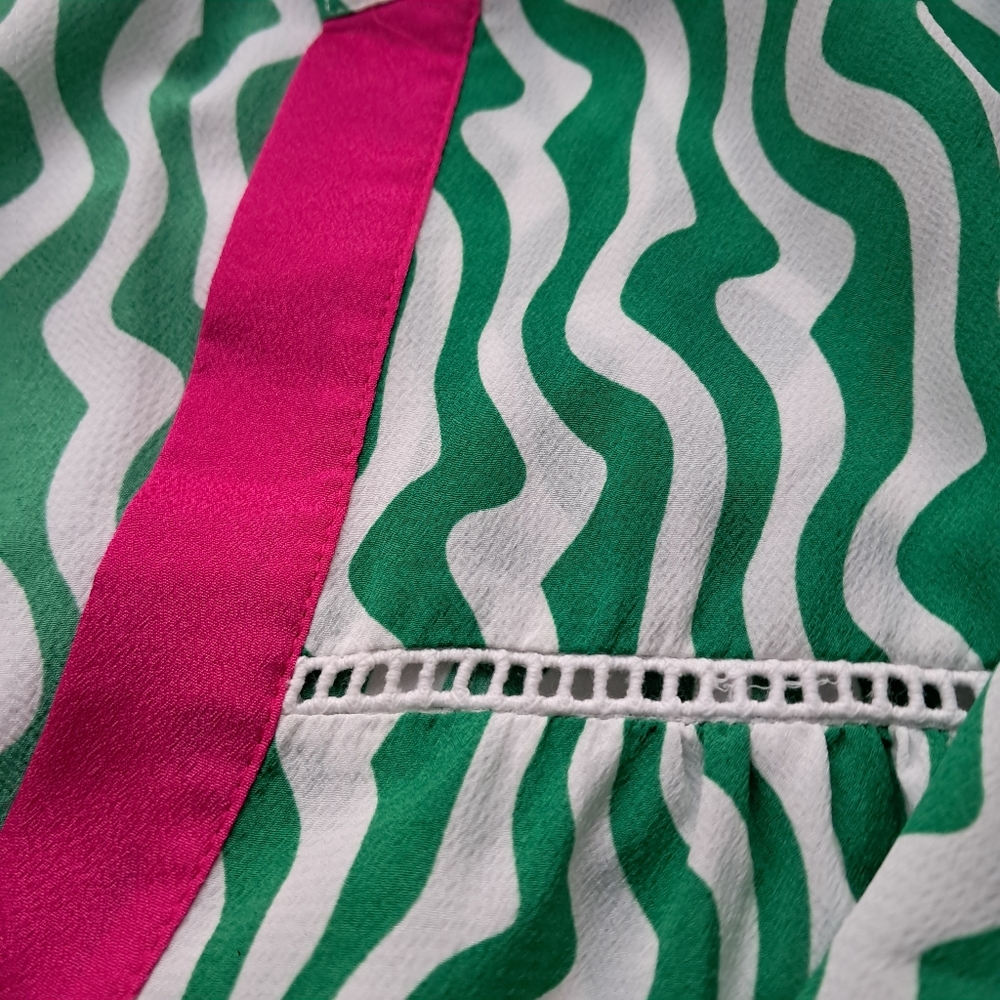 THML Womens Long Sleeve Blouse Green/White Wave Fuschia Accent Medium EUC - Picture 13 of 13